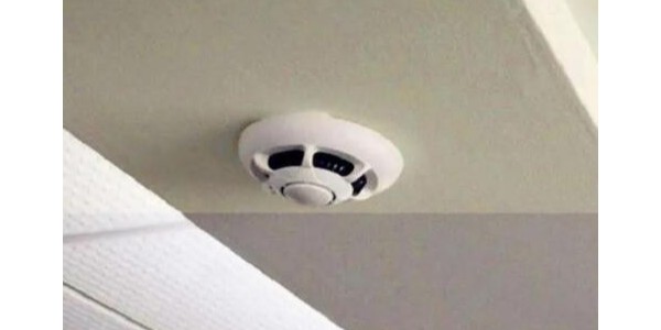 煙霧報(bào)警器會(huì)閃紅燈嗎(煙霧報(bào)警器有紅點(diǎn)嗎)